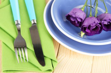 çiçek üzerinde parlak peçete yakın çekim yemek takımı