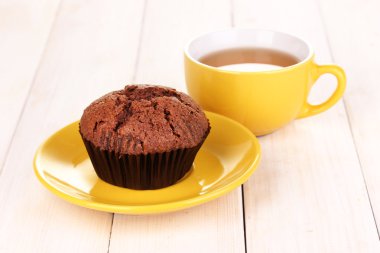 ahşap zemin üzerinde çay taze kek