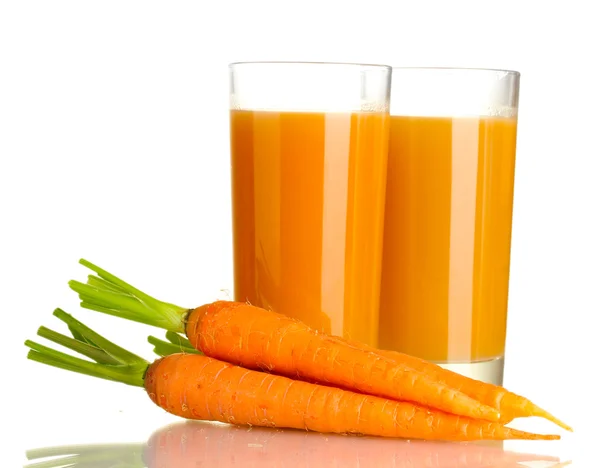 Glasses of carrot juice and fresh carrots isolated on white — Stock Photo, Image