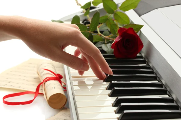 Hand of woman playing synthesizer — Stock Photo, Image