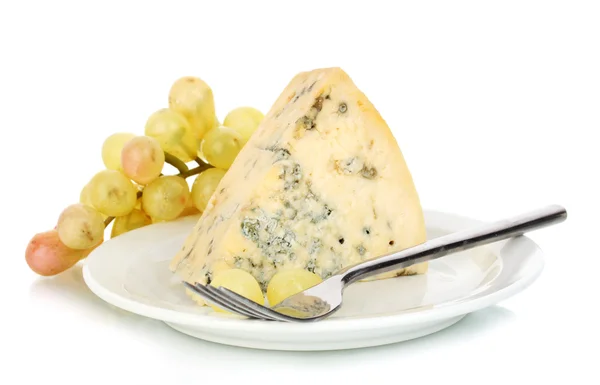 チーズのカビと白で隔離されるプレートのブドウ — ストック写真