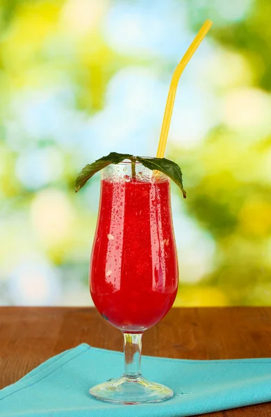A glass of fresh watermelon juice on green background close-up — Stock Photo, Image
