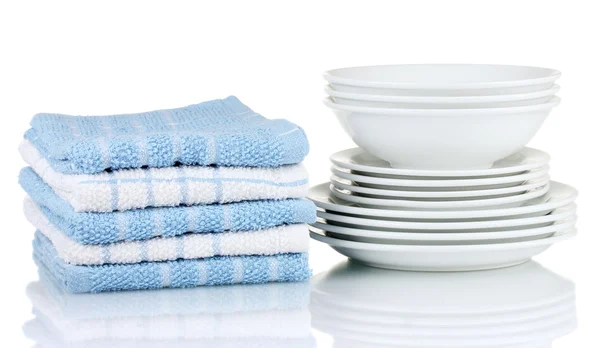 Кухонные полотенца с блюдами на белом фоне — стоковое фото