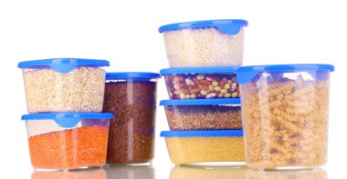 Plastik kaplar üzerinde beyaz izole dolu