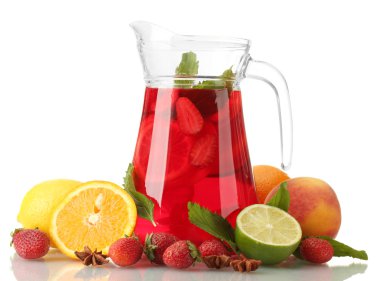 Sangria ile üzerine beyaz izole meyve, kavanoz