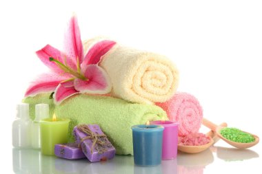 lily, aroma yağ, mum, sabunu ve deniz havlu izole üzerinde beyaz tuz