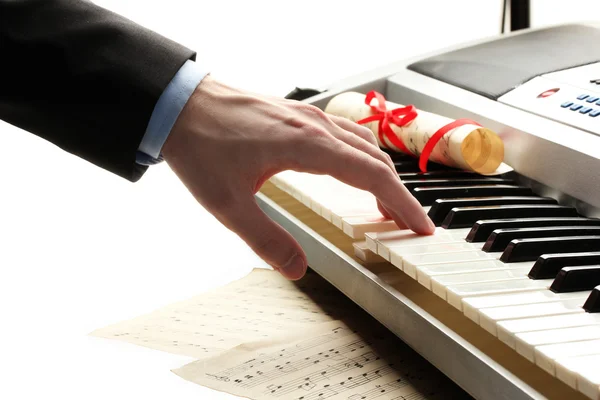 Рука человека, играющего на фортепиано — стоковое фото
