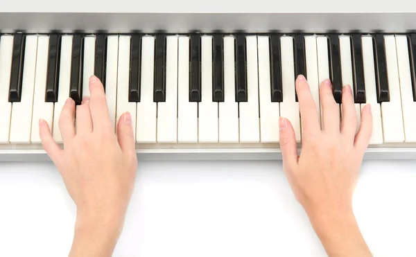 Руки женщины, играющей на пианино — стоковое фото