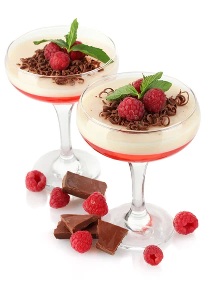 Geleia de frutas em copos com chocolate e framboesas isoladas em branco — Fotografia de Stock