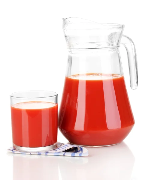 Jugo de tomate en jarra y vaso aislado sobre blanco —  Fotos de Stock