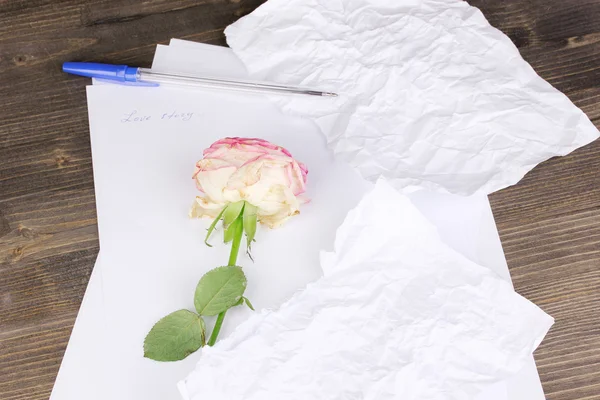 Oprichting van samenstelling en verfrommeld bladen op houten tafel — Stockfoto