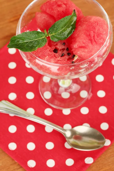 Wassermeloneneis im Glas auf dem Tisch in Großaufnahme — Stockfoto