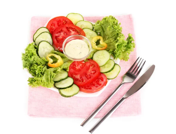 Verduras picadas y salsa en plato aislado en blanco — Foto de Stock