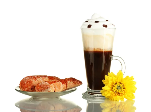 Vaso de cóctel de café fresco con platillo con rosquillas aisladas en blanco —  Fotos de Stock