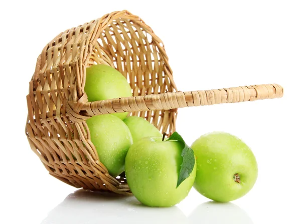 Reife grüne Äpfel mit Blättern im Korb isoliert auf weiß — Stockfoto