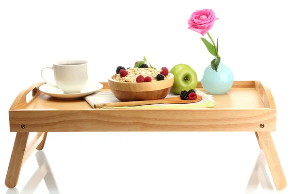 Colazione leggera su vassoio di legno isolato su bianco — Foto Stock