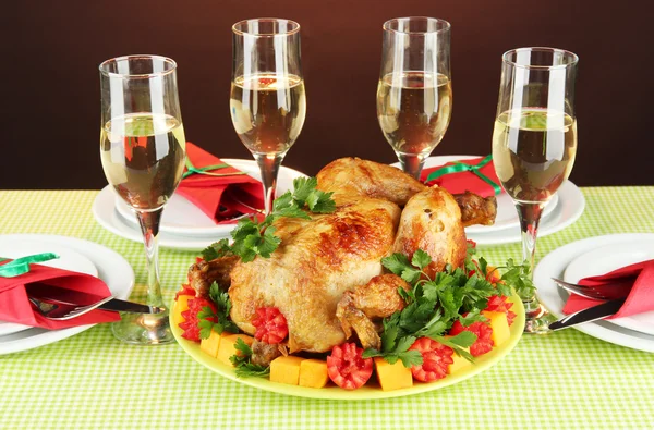 Tavolo da banchetto con primo piano pollo arrosto. Giorno del Ringraziamento — Foto Stock