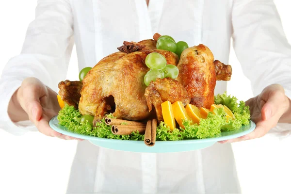 Chef sosteniendo un plato de pollo al horno con frutas y especias de cerca — Foto de Stock