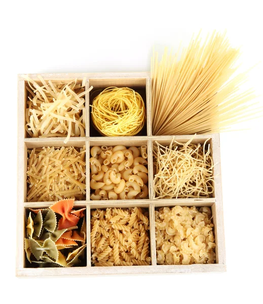 Devět druhů těstovin v dřevěné krabici sekcích izolované na bílém — Stock fotografie