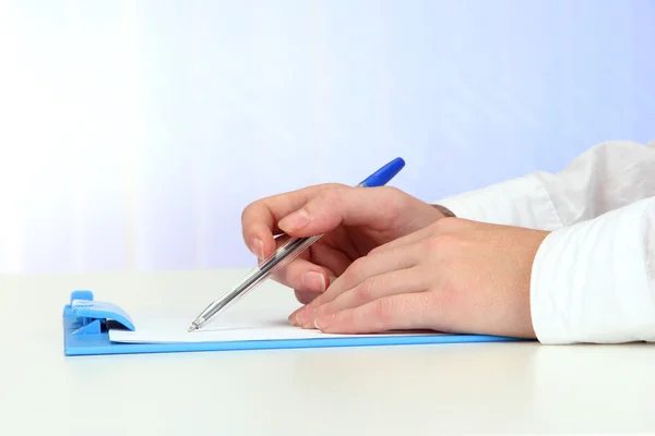 Primer plano de las manos de la mujer de negocios, la escritura en papel — Foto de Stock