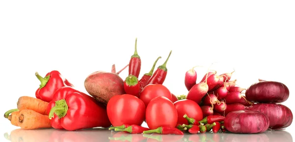 Légumes rouges frais isolés sur blanc — Photo