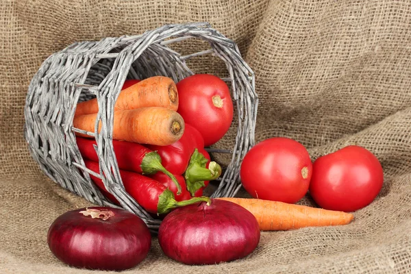 Verduras rojas frescas sobre fondo de saco — Foto de Stock