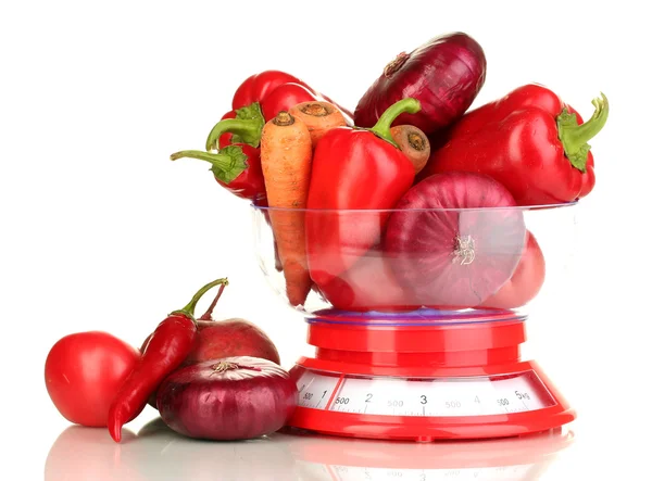 Свежие красные овощи в весах, изолированных на белом — стоковое фото