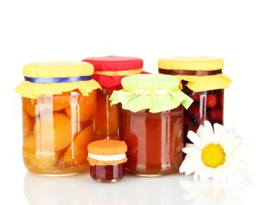 Kavanozlar beyaz izole meyve ile