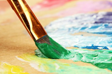 soyut guaj boya ve fırça ahşap palet üzerinde
