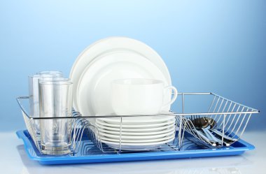 mavi arka plan üzerinde durmak üstünde temiz yemekler