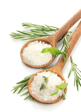 taze fesleğen, kekik ve biberiye üzerinde beyaz izole kaşık tuz