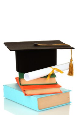 Grad hoed en diploma met boeken geïsoleerd op wit