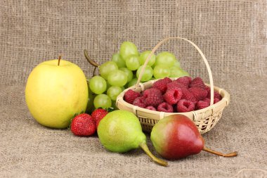 Olgun tatlı meyve ve çilek Sim Tarih