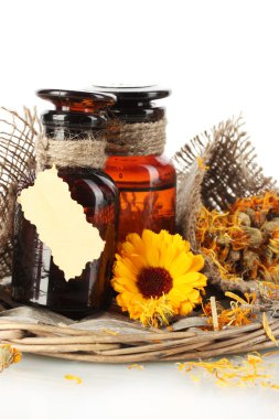 ilaç şişeleri ve üzerinde beyaz izole calendula,