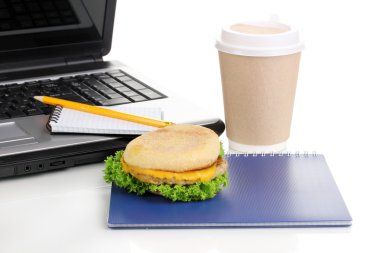 iş yerinde laptop yanında, yemek