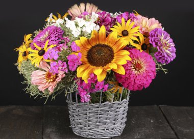 güzel siyah arka plan üzerine tahta masaya parlak çiçek buketi