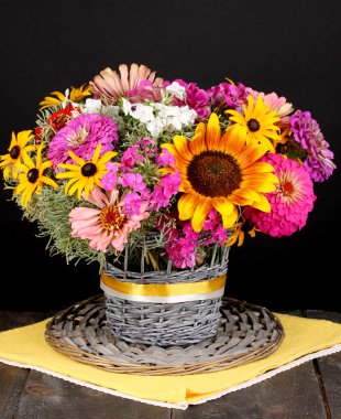 güzel siyah arka plan üzerine tahta masaya parlak çiçek buketi