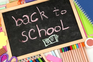 Kelime 'okul Back tebeşir v ile küçük okul Masası üzerinde yazılı'