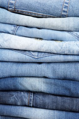 bir yığın closeup yığılmış birçok kot pantolon