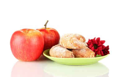 Elmalı üzerinde beyaz izole taze simit