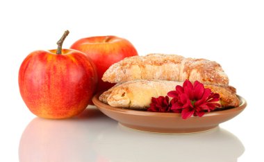 Elmalı üzerinde beyaz izole taze simit