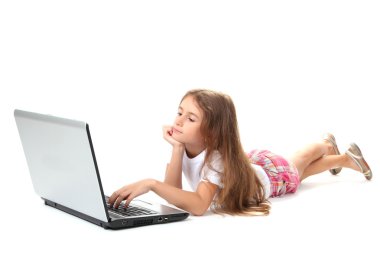 güzel bir kız ile üzerine beyaz izole laptop