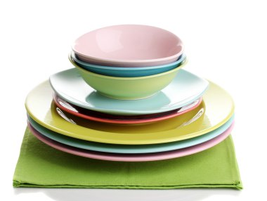 peçete üzerinde beyaz izole renkli tabaklar