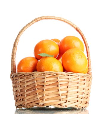 yapraklar üzerinde beyaz izole güzel sepet içinde mandalina