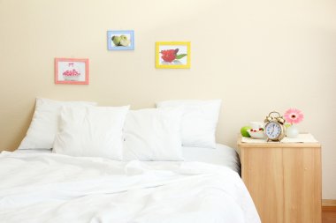 Yatağın yanındaki komodinin üzerinde hafif Kahvaltı