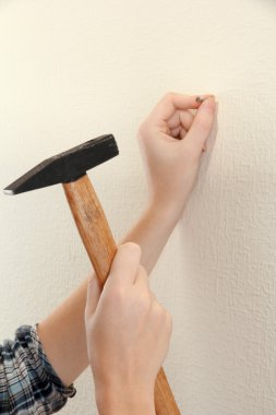 çekiç ve çivi ile kadın el