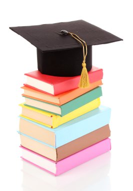 grad şapka ile üzerine beyaz izole kitap