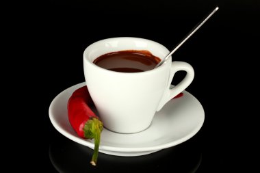 Beyaz fincan sıcak çikolata ve biber üzerine siyah izole