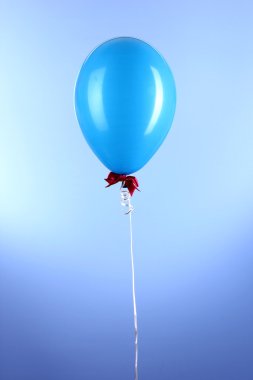 mavi zemin üzerinde mavi bir balon