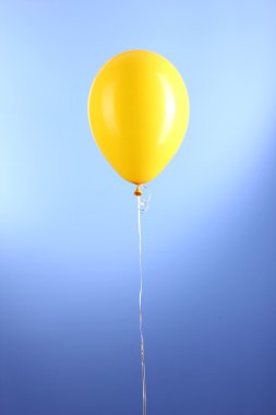 mavi zemin üzerine sarı bir balon